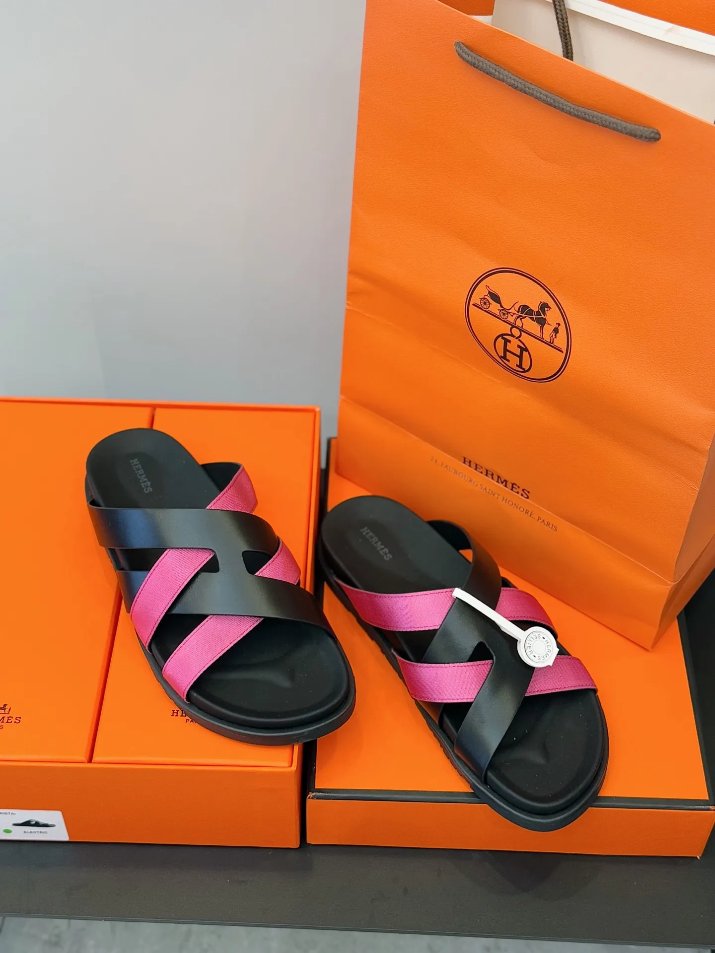 p300💰Men's Shoes Hermes Men's Kazimir Slippers - Top quality woven calfskin functional sandals with an intertwined upper inspired by the "H" iconic pattern to create a casual look, perfect for summer. Imported cowhide + cowhide lining + rubber outsole Size: 39-44 (customized at 38.45.46)